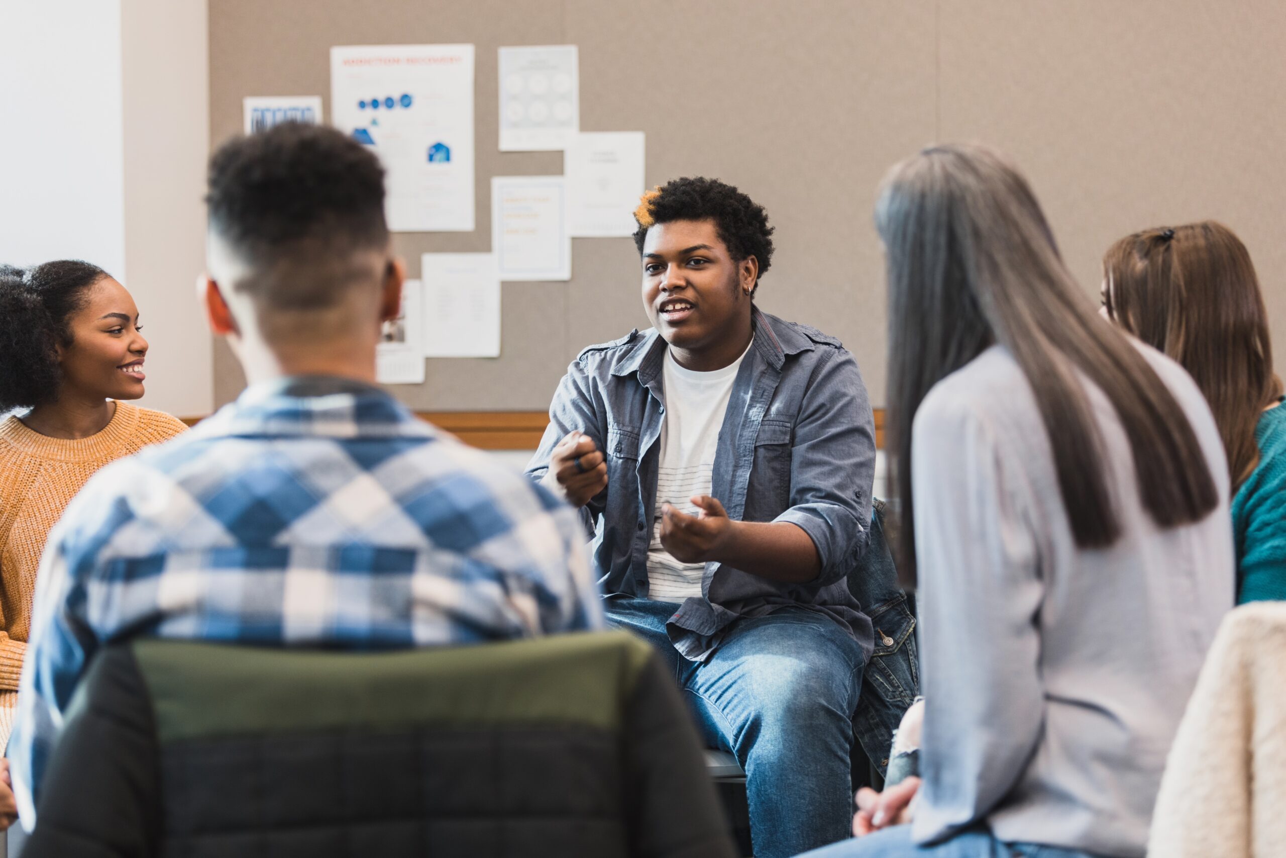 El grupo de estudiantes se reúne para discutir experiencias de vida.